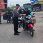 Jumat Berkah, Polres Tulang Bawang Barat Bagikan Nasi Kotak Gratis