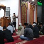 Jaga Kamtibmas, Polres Lampung Barat Gelar Patroli Subuh dan Salat Berjamaah di Masjid