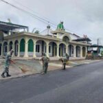 Jaga Kebersihan Lingkungan, Kodim 0422/LB Bersih-Bersih Masjid Darussalam