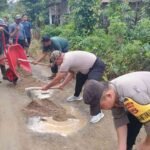 Polres Lampung Barat Gotong Royong Bersihkan Lingkungan Masjid Bersama Warga