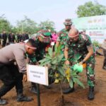 Kasrem 043/Gatam Bersama Polda Lampung Tanam Pohon Lestarikan Negeri