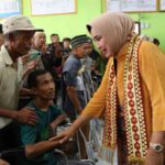 Tutup Kegiatan UPSK 2023 di Lampung Utara, Riana Sari Arinal Serahkan Bantuan Kursi Roda dan Tongkat Kruk