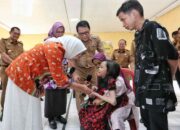 Ketua Umum PKDL Serahkan Bantuan Bagi Penyandang Disabilitas di Kota Metr