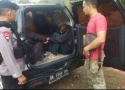 Personel Batalyon A Pelopor Evakuasi Pelaku Penjambretan dari Amuk Massa