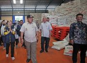 Sikapi Kelangkaan Beras, Gubernur Arinal Turun Langsung Tinjau Operasi Pasar dan Gudang Bulog