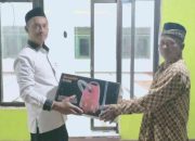 Sambut Ramadhan, Kades Cokro Beri Bantuan ‘Vacuum Cleaner’ Untuk Masjid Darussalam