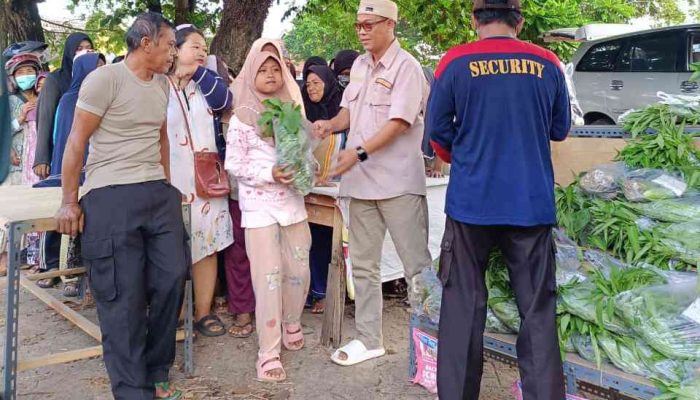 Gelar Jumat Berkah, Paguyuban Warga Prasanti Metro Bagikan 250 Paket Bahan Makanan Pada Warga