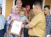 Bupati Nanang Ermanto Sambangi Kediaman Bayi Penderita Jantung Bocor di Desa Way Galih