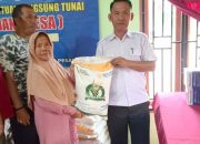 Pemdes Rusaba Salurkan Beras Bantuan Pemerintah Tahap Empat 10 Kg