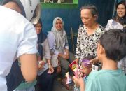 Berbagi Kebahagiaan, Relawan SIAR Bagikan Permen Gratis Kepada Anak-Anak