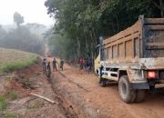 Warga Antusias Bantu Satgas TMMD Ke-120 Kodim 0421/LS Ratakan Pasir Jalan ‘Onderlagh’