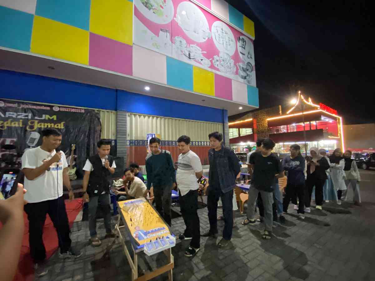 Dukung UMKM, Iqbal Ardiansyah Gelar Fun Game di Angkringan