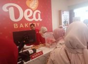 Banyak Promo, Hari Pertama Buka Dea Bakery Tirtayasa Langsung Diserbu Pembeli