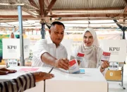 Bupati Nanang dan Istri Nyoblos di TPS Desa Way Galih