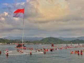 Upacara HUT Ke-80 RI di Atas Laut, Iyay Mirza Catat Rekor MURI