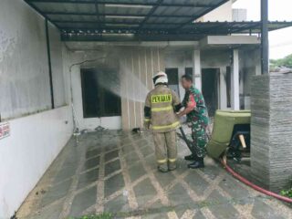 Babinsa Rajabasa Nunyai Turut Padamkan Api yang Lalap Rumah Warga Perumahan Pramuka Garden Residen