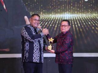 Menteri Agama RI Terima Penghargaan Golden Leader sebagai Penggerak Ekonomi Nasional Berbasis Pesantren