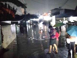 Bandar Lampung Dikepung Banjir Parah, Lalu Lintas Macet Total