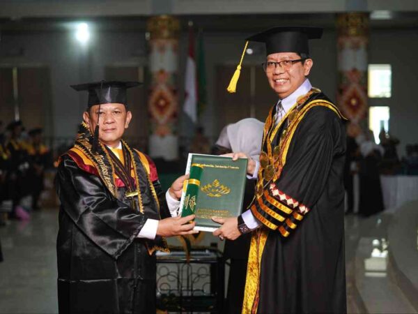 Asisten I Pemprov Lampung Firsada Raih Disertasi Terbaik Wisuda UIN RIL Periode I 2026