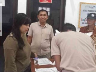 Warga Desa Hanau Berak Terima Bantuan Beras dan Minyak Goreng