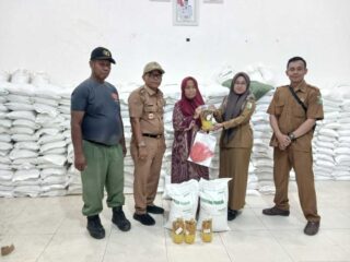 Desa Gebang Salurkan Bantuan Beras dan Minyak Goreng Kepada 1.260 KPM