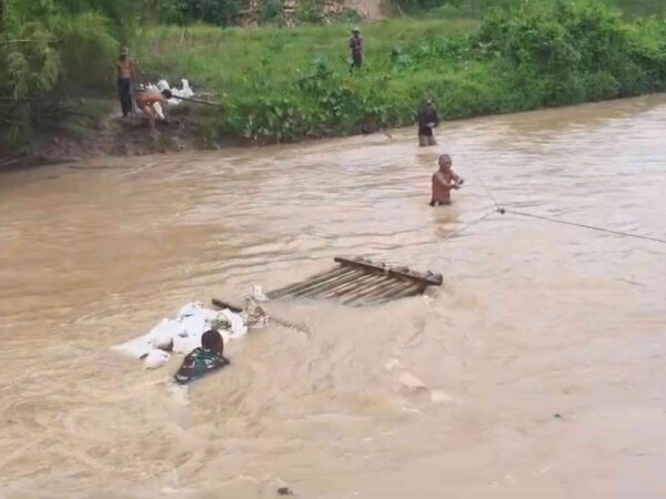 Lawan Arus Way Tipo, Prajurit Koramil 411-12/GS dan Warga 'Ngunjal' Material dengan Rakit Bambu Darurat  K