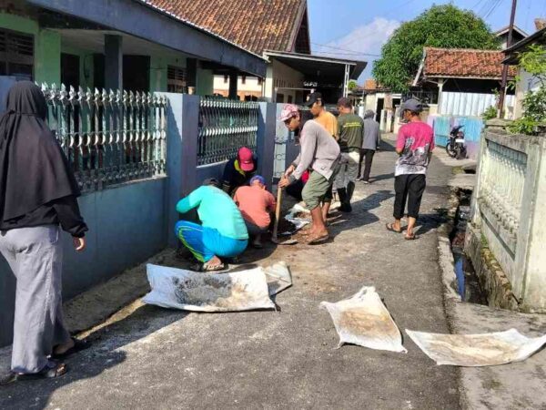 Lurah Jagabaya 2 Bersama RT dan Warga Gotong Royong Normalisasi Drainase di Gang Sepakat