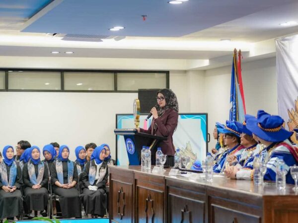 Hadiri Wisuda Perdana Universitas Indonesia Mandiri, Jihan Minta Wisudawan Pulang Kampung