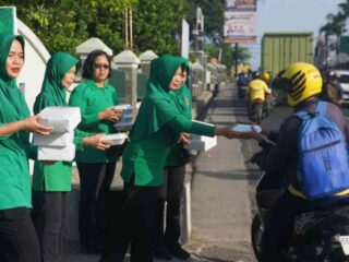 Jumat Berkah, Persit KCK Koorcab Rem 043 PD XXI/Radin Inten Gelar Aksi Berbagi