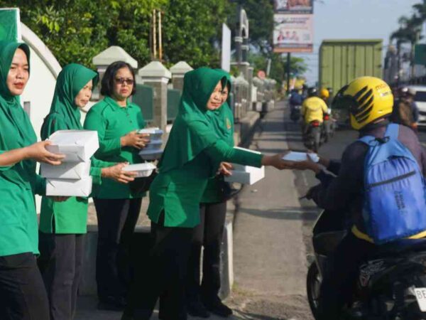 Jumat Berkah, Persit KCK Koorcab Rem 043 PD XXI/Radin Inten Gelar Aksi Berbagi
