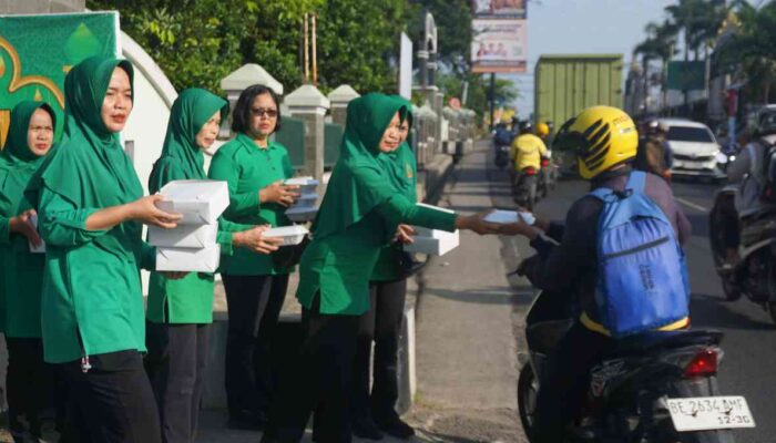 Jumat Berkah, Persit KCK Koorcab Rem 043 PD XXI/Radin Inten Gelar Aksi Berbagi