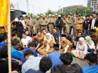 Wagub Temui Mahasiswa yang Menggelar Aksi Demonstrasi di Depan Kantor Gubernur