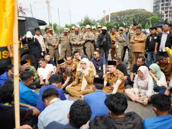 Wagub Temui Mahasiswa yang Menggelar Aksi Demonstrasi di Depan Kantor Gubernur