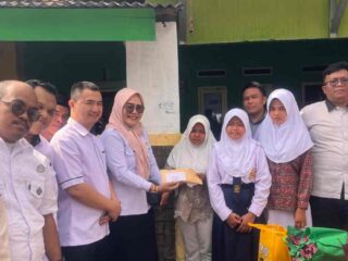 Keluarga Besar SMPN 22 Bandar Lampung Salurkan Tali Kasih Pada Siswa Korban Kebakaran