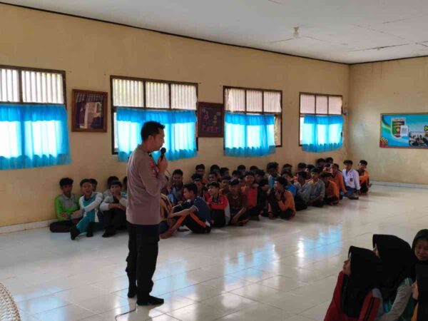 Personel Polsek Beri Materi Ketangkasan Baris Berbaris Kegiatan MPLS SMKN 1 Gunung Agung
