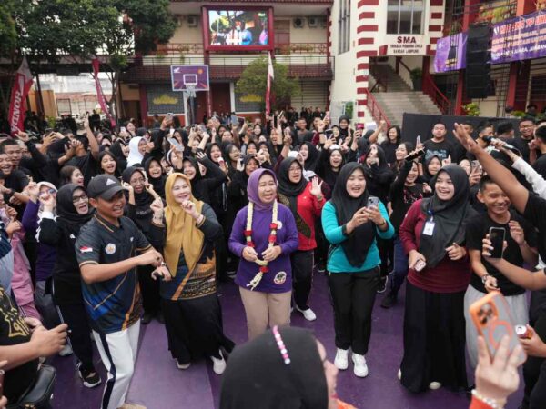 Meriahkan HUT Ke-45, SMA YP Unila Gelar Jalan Sehat dan Potong Tumpeng