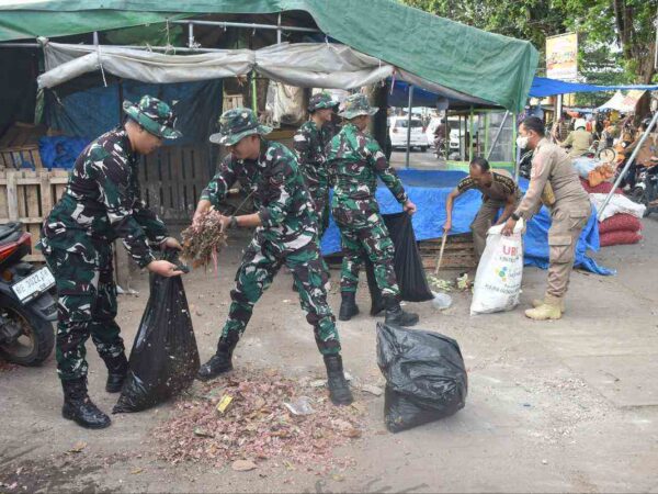 Danrem 043 Gatam Pimpin Aksi Bersih Pasar Cendrawasih Sambut HUT Perdana Kodam XXI Radin Inten
