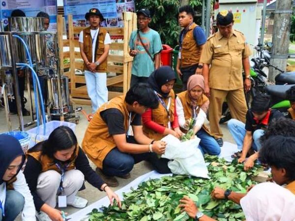 Itera Dampingi Warga Desa Way Kalam Olah Limbah Daun Pala Jadi Minyak Atsiri