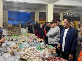 Wabup Pimpin Penertiban Pasar Gisting, Pedagang Hamparan Mulai Tertib Masuk Area Pasar