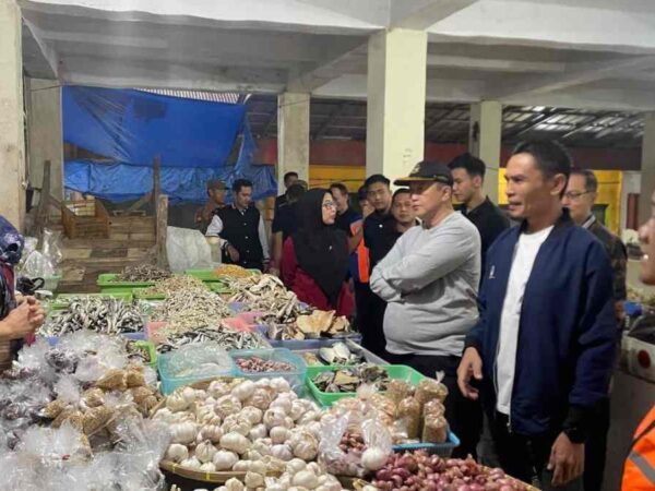 Wabup Pimpin Penertiban Pasar Gisting, Pedagang Hamparan Mulai Tertib Masuk Area Pasar