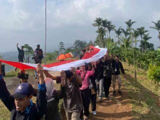 Pupuk Cinta Tanah Air dan Promosi Wisata, Desa Harapan Jaya Gelar Upacara 17 Agustus di Bukit Lantana