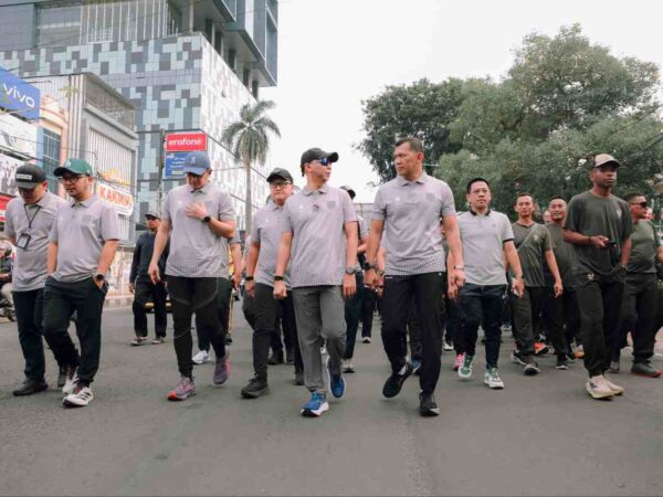 Gubernur Mirza Ikuti Gerak Jalan Sehat HUT Ke-1 Kodam XXI Radin Inten