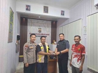 Kapolsek Gunung Agung Terima Penyerahan Senpi Rakitan Ilegal dari Masyarakat