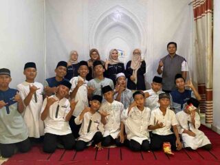Mahasiswi UIN RIL Gelar Sharing and Caring di Rumah Yatim Kedaton 