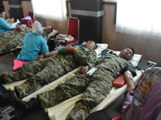 Sambut HUT Ke-79, Korem 043/Gatam Ajak TNI-Polri dan Warga Donor Darah untuk Kemanusiaan