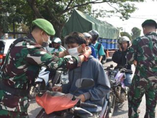Antisipasi Abu Vulkanik, Korem 043 Gatam Bagikan Masker dan Bersih-Bersih Sekolah