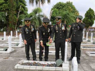 Ziarah HUT Ke-81 TNI, Kasrem Gatam Tabur Bunga di TMP Tanjung Karang