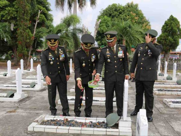 Ziarah HUT Ke-81 TNI, Kasrem Gatam Tabur Bunga di TMP Tanjung Karang