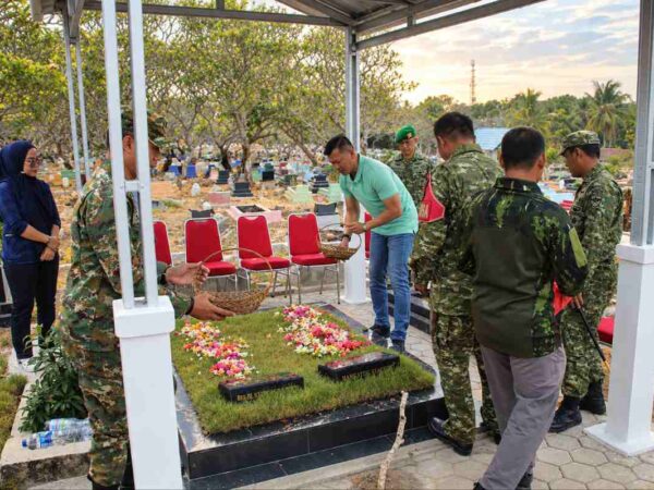 'Pulkam' ke Kotabumi, Kepala BNPB Letjen Kristomei Sianturi, Ziarah ke Makam Orang Tua