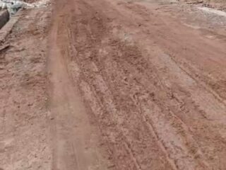 Warga Keluhkan Jalan Becek dan Licin Imbas Proyek Perumahan di Gunung Kucing